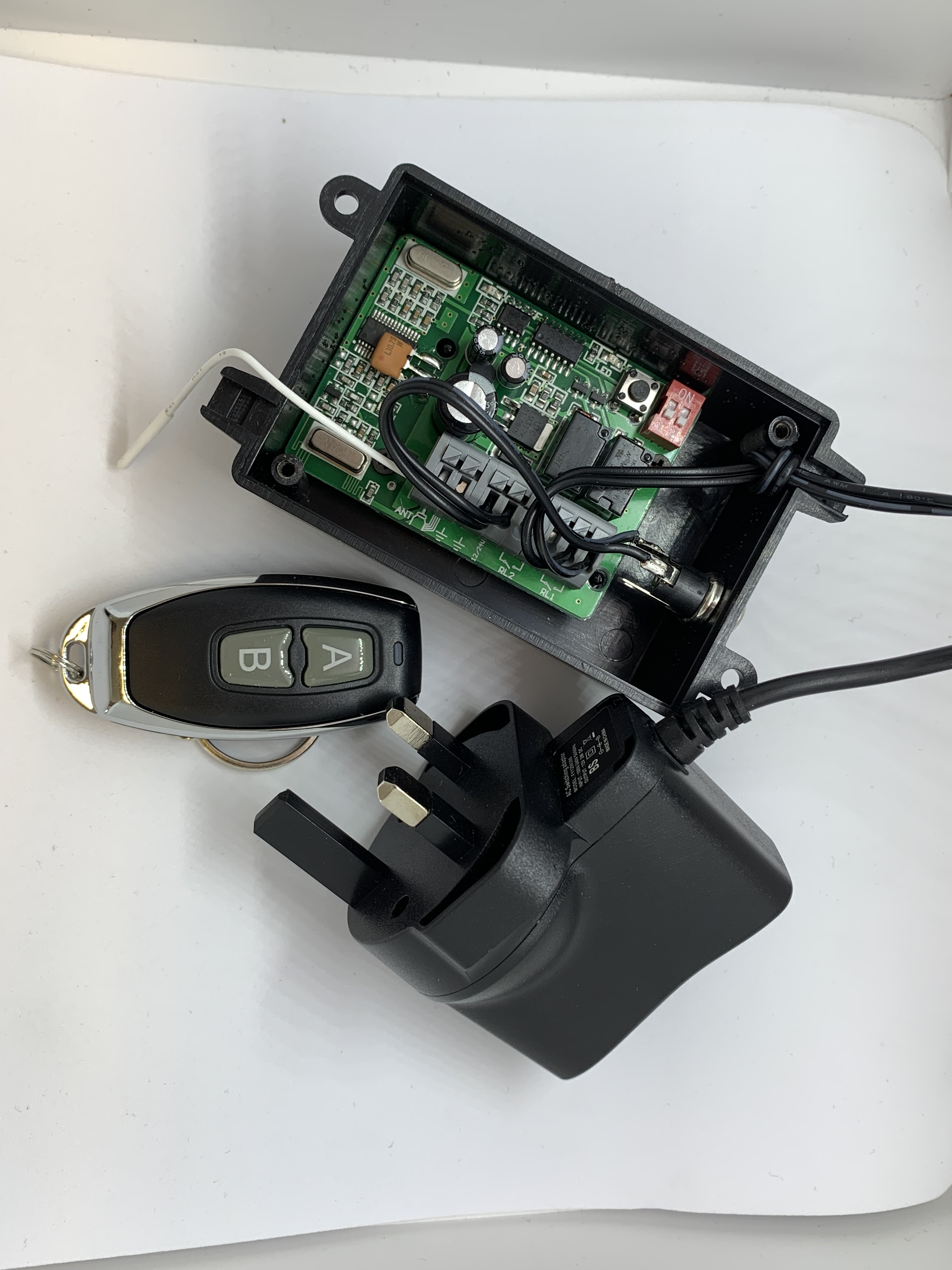 RECEIVER WITH FIVE REMOTES